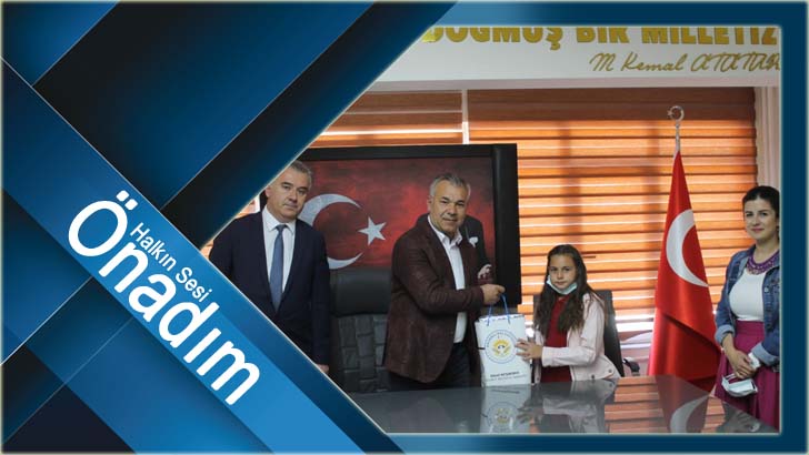 Koşdemir, resim yarışmasında dereceye giren öğrenciyi ödüllendirdi