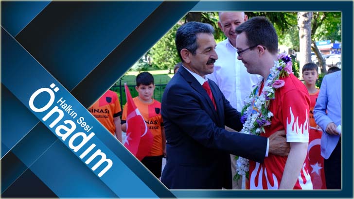 Masa Tenisinde Dünya Üçüncüsü Çetiner törenle karşılandı