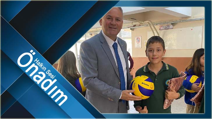 Türker’den öğrencilere hediye