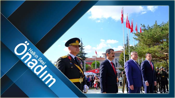 Cumhuriyet coşkusu çelenk töreni ile başladı