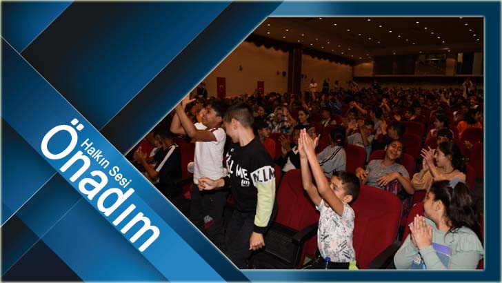 “Ah şu gençler” isimli tiyatro oyunu beğeni topladı