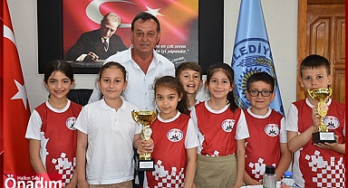 Başkan Nebi, Satranç’ta dereceye giren çocukları tebrik etti.