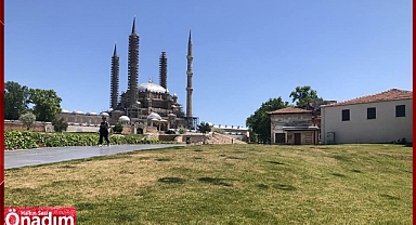 Çakırlar Selimiye Meydanındaki Kuruyan Çimlere Dikkat Çekti 