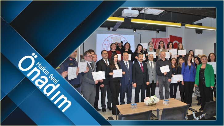 Türk İşaret Dili Kursuna katılan kursiyerler sertifikalarını aldılar