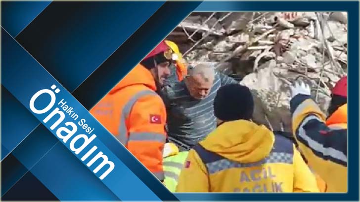 DEPREM BÖLGESİNDEKİ EDİRNE BELEDİYESİ İTFAİYE EKİBİ 1 VATANDAŞI ENKAZDAN SAĞ ÇIKARDI