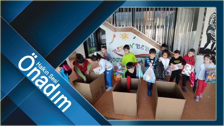 Minikler Kendi Eşyalarını Deprem Bölgesindeki Çocuklara Gönderdi