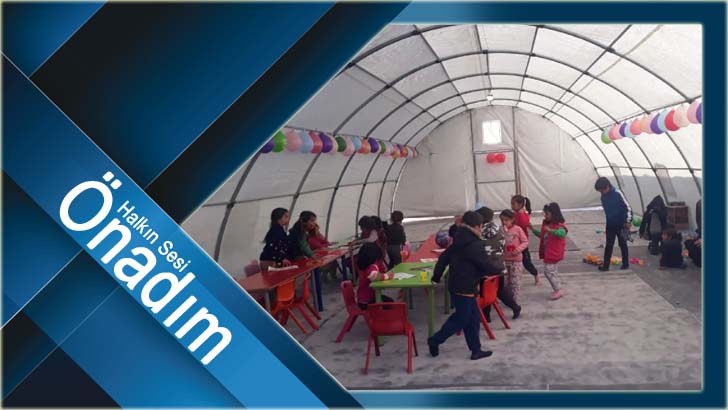 Çocuklar Diyanet Çocuk Oyun Alanında vakit geçiriyor