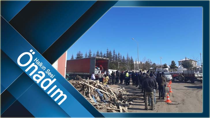 Yardım Malzemeleri Gezici Sosyal Market Tırlarıyla Depremzedelere Ulaştırılıyor