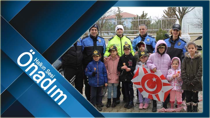 Polisimiz, depremzede çocuklarla birarada