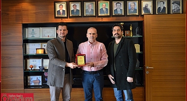 UZTB Başkanı Aslan'a Eğitime Desteklerinden Ötürü Plaket