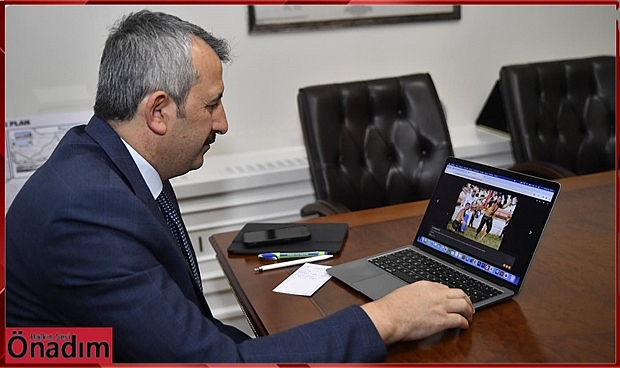 Vali Sezer 'Yılın Kareleri' Oylamasında Oyunu Kullandı