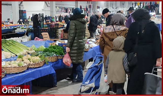Çarşamba pazarında yüzleri güldüren kalabalık