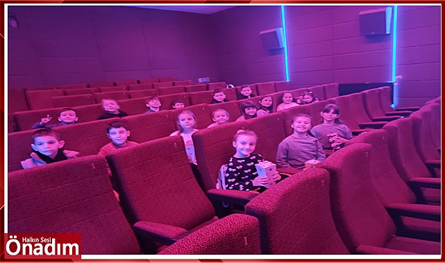 Sınıf arkadaşlarından sinema keyfi