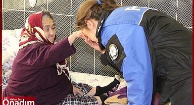 Yaşlılara Hediye Takdim Edildi