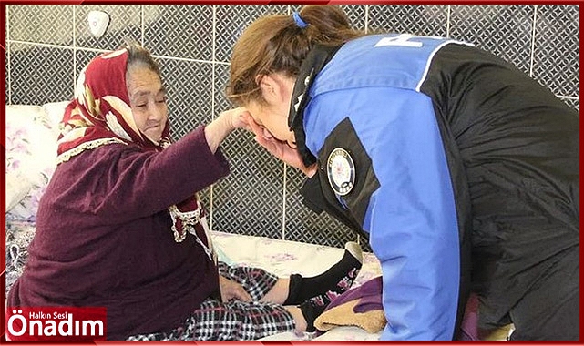 Yaşlılara Hediye Takdim Edildi