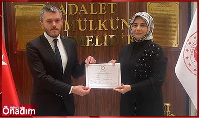 Akalar Mahallesi Muhtarı Orkun Savaş mazbatasını aldı