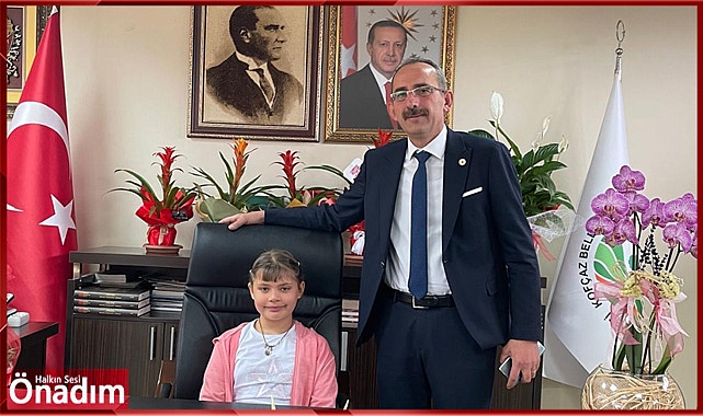 Başkan Şenol, koltuğu minik başkan Beren'e devretti
