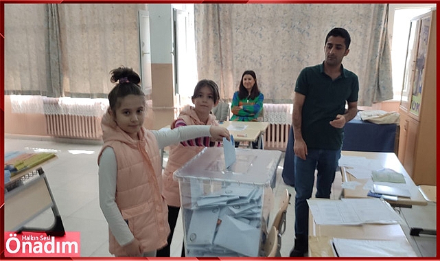 İkiz kardeşler annesinin oyunu sandığa attı
