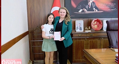 Kendi Okulunda Kendi Resim Sergisini Açtı