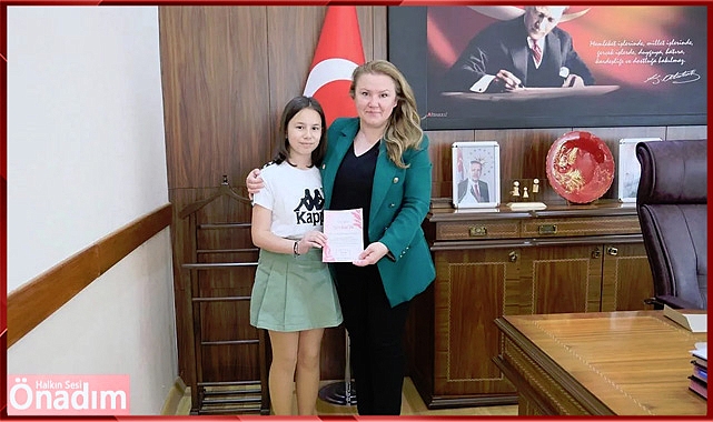 Kendi Okulunda Kendi Resim Sergisini Açtı
