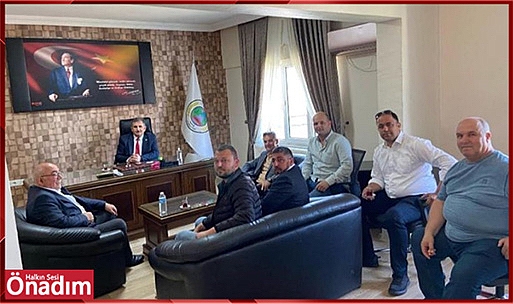 Makam odasının kapılarını halka açtı, bayram sevincini paylaştı