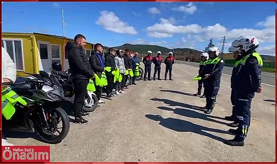 Motosikletli Grubun Bayramını Kutlayıp Reflektörlü Yelek Dağıttılar