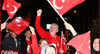 Bağımsızlık Ateşi Karanlığı Aydınlattı