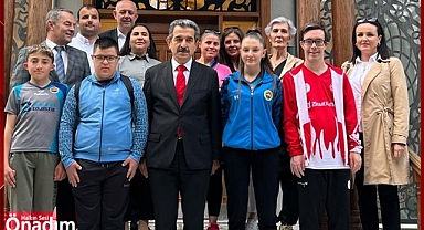 Vali Ekici Şampiyonları Ağırladı
