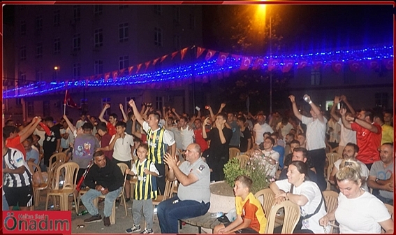 Milli Coşku Adalet Meydanını Kuşattı
