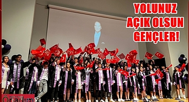 Yunus Emre Ortaokulu Öğrencilerinin Mezuniyet Coşkusu
