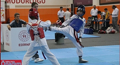Minikler Taekwondo İl Yarışmalarında Kıyasıya Mücadele