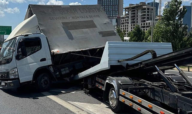 Devrilen Kamyonet Ulaşımı Engelledi
