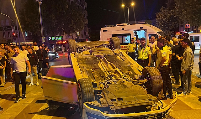 Direğe Çarparak Ters Dönen Otomobildeki 3 Kişi Yaralandı