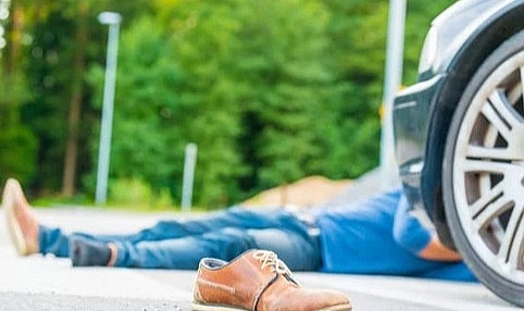 Kaldırıma Çıkan Otomobil Dükkanın Önünde Oturan İki Kişiye Çarptı