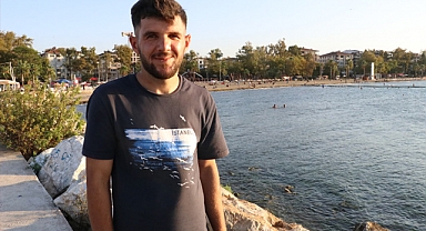 Sahilde Dinlenirken, Boğulma Tehlikesi Geçiren Genci Görüp Denize Atladı