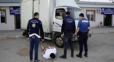 Şüpheli Araç Durdurularak Göçmen Kaçakçılığına Müdahale Edildi
