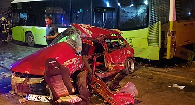 Belediye Otobüslerine Çarpan Otomobildeki 1 Kişi Öldü, 3 Kişi Yaralandı