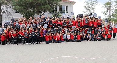 Proje Kapsamında Öğrencilere Okul Çantası Dağıtıldı