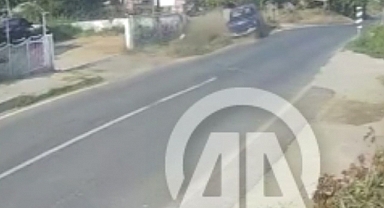 Tekirdağ'da Refüje Çarpıp Devrilen Kamyonetteki 2 Kişi Yaralandı 