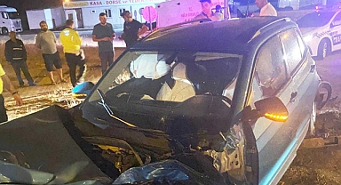 Tırın çarptığı otomobildeki 2 kişi yaralandı