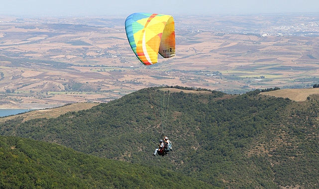 Yamaç Paraşütü Tutkunları Uçmakdere'de Gökyüzüyle Buluşuyor