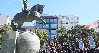Başkan Bulut Atatürk Anıtına Çelenk Sundu