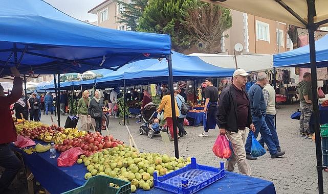 Cumartesi Pazarı'ndaki Kalabalık Yüzleri Güldürdü