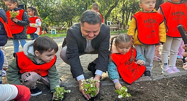 Gençlik Parkı’na minikler çiçek açtırdı