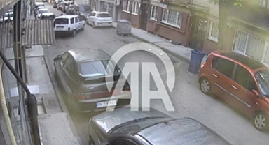 Gözlerine kestirdikleri otomobili çalıştıramayınca iterek götürdü