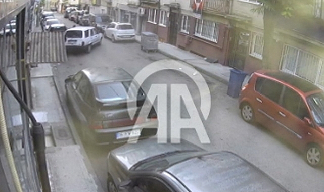 Gözlerine kestirdikleri otomobili çalıştıramayınca iterek götürdü