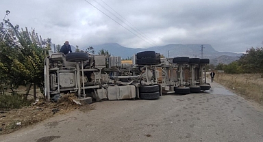 Kum Yüklü Çekicinin Devrilmesi Sonucu 1 Kişi Yaralandı.