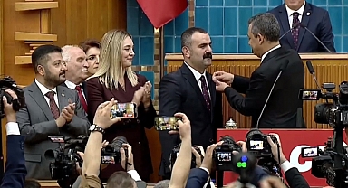 Martin'e Bir Rozet de Genel Başkan Özel'den