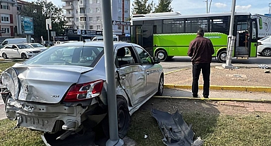 Otobüsle otomobil çarpıştı: 4 yaralı