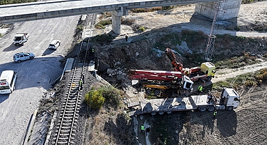 SON DAKİKA: Yolcu Treni Raylarda Bırakılan Beton Pompası Aracına Çarptı
